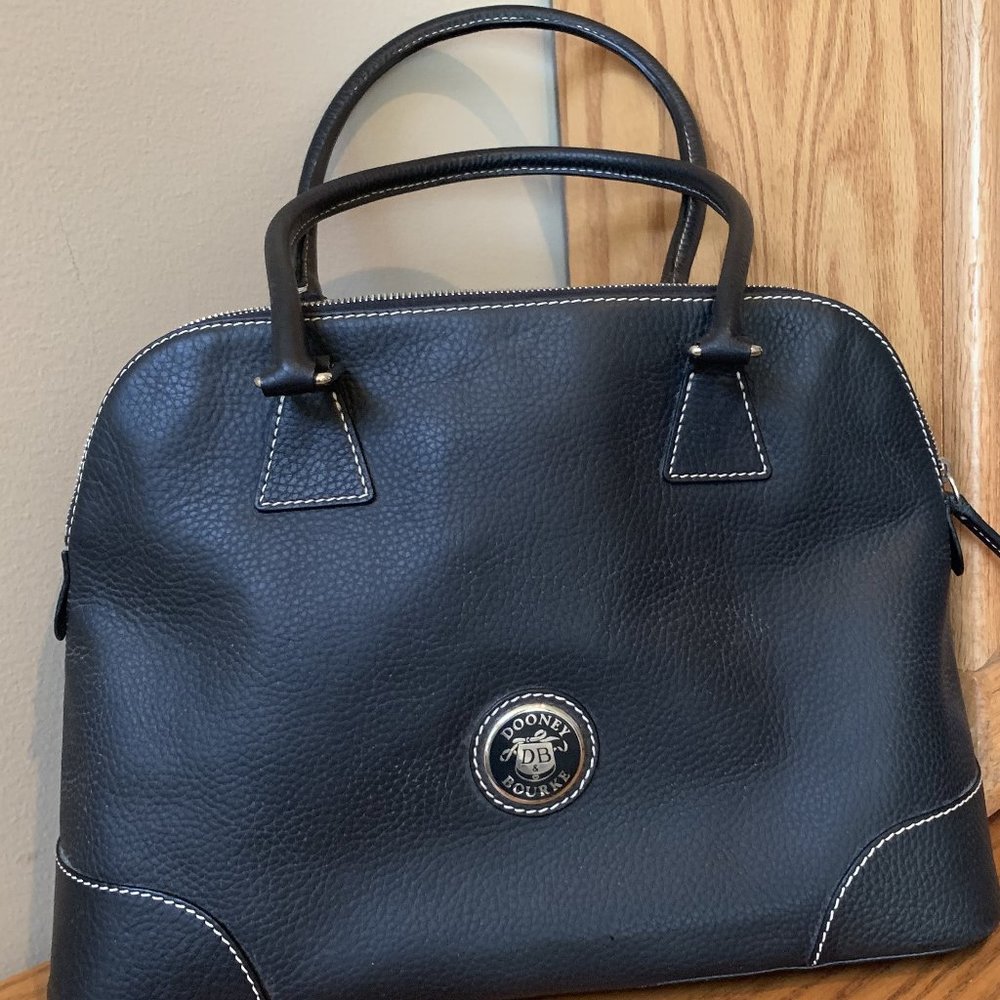 Classic Black Dooney & Bourke hand bag (never used!)